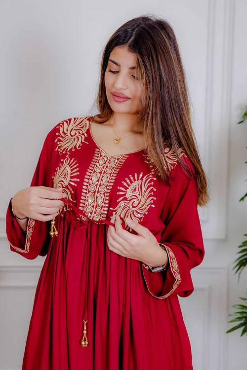جلابية نسائية لون أحمر مزينة بتطريز ذهبي ذو أكمام طويلة و رباط على الخصر