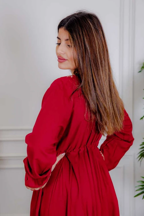 جلابية نسائية لون أحمر مزينة بتطريز ذهبي ذو أكمام طويلة و رباط على الخصر