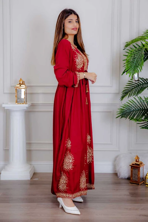 جلابية نسائية لون أحمر مزينة بتطريز ذهبي ذو أكمام طويلة و رباط على الخصر