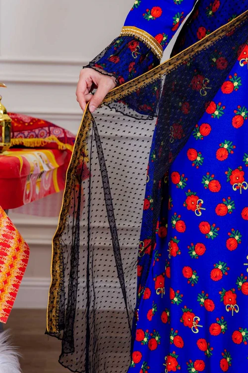 جلابية نسائية ماكسي لون أزرق مزينة بالورود بتطريز ذهبي من الأطراف و بقماش شيفون من الأمام و الأكمام و رباط من الخلف