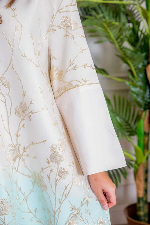 جلابية نسائية لون أبيض بتطريز ذهبي و بتدرجات ألوان من الأسفل ذو ياقة عالية بقصة سبعة مع اكسسوار و أكمام طويلة