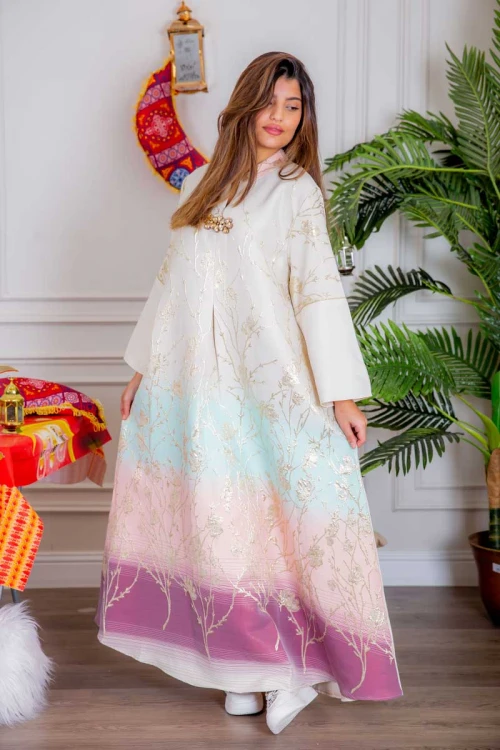 جلابية نسائية لون أبيض بتطريز ذهبي و بتدرجات ألوان من الأسفل ذو ياقة عالية بقصة سبعة مع اكسسوار و أكمام طويلة