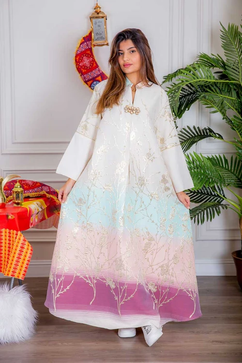 جلابية نسائية لون أبيض بتطريز ذهبي و بتدرجات ألوان من الأسفل ذو ياقة عالية بقصة سبعة مع اكسسوار و أكمام طويلة