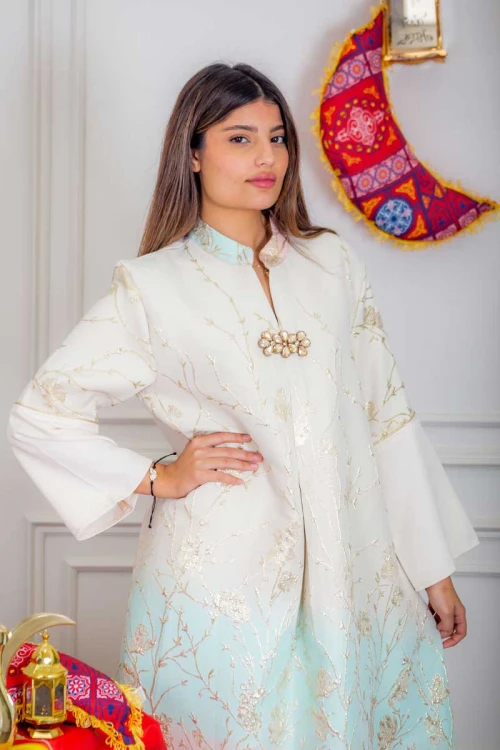 جلابية نسائية لون أبيض بتطريز ذهبي و بتدرجات ألوان من الأسفل ذو ياقة عالية بقصة سبعة مع اكسسوار و أكمام طويلة