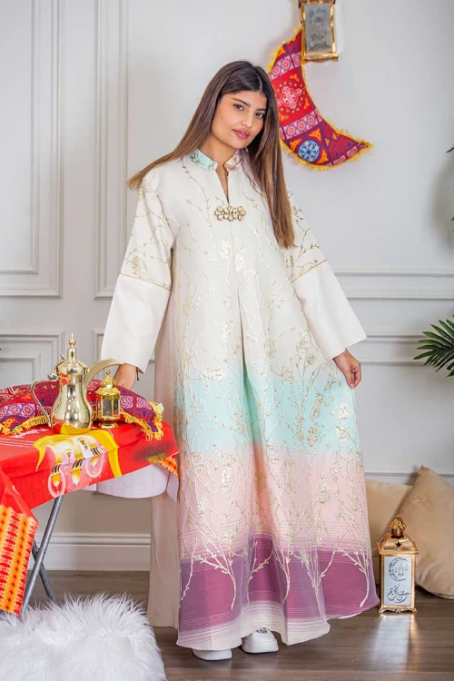 جلابية نسائية لون أبيض بتطريز ذهبي و بتدرجات ألوان من الأسفل ذو ياقة عالية بقصة سبعة مع اكسسوار و أكمام طويلة