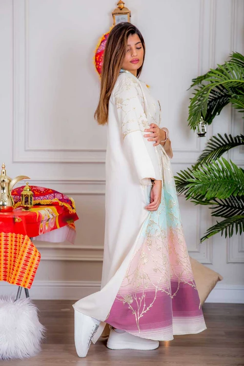 جلابية نسائية لون أبيض بتطريز ذهبي و بتدرجات ألوان من الأسفل ذو ياقة عالية بقصة سبعة مع اكسسوار و أكمام طويلة