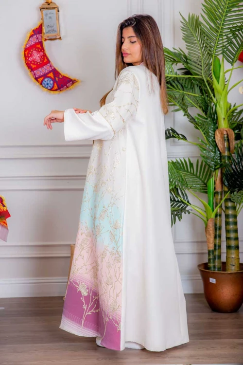 جلابية نسائية لون أبيض بتطريز ذهبي و بتدرجات ألوان من الأسفل ذو ياقة عالية بقصة سبعة مع اكسسوار و أكمام طويلة