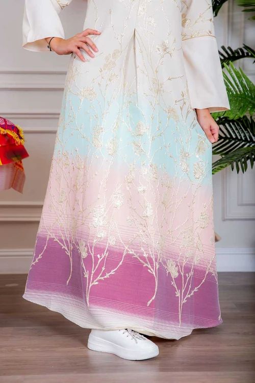 جلابية نسائية لون أبيض بتطريز ذهبي و بتدرجات ألوان من الأسفل ذو ياقة عالية بقصة سبعة مع اكسسوار و أكمام طويلة