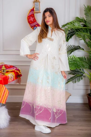 جلابية نسائية لون أبيض بتطريز ذهبي و بتدرجات ألوان من الأسفل ذو ياقة عالية بقصة سبعة مع اكسسوار و أكمام طويلة