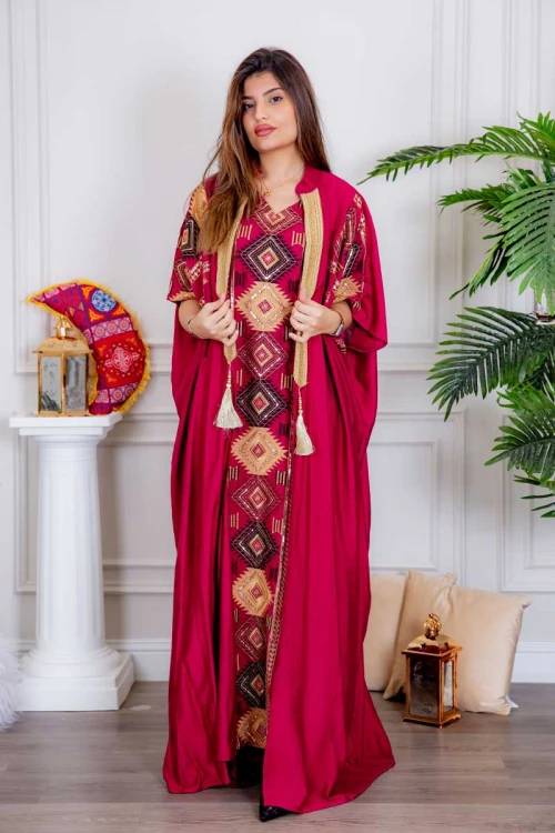 جلابية نسائية قطعتين لون وردي غامق بتطريز ذهبي و بزخارف ملونة