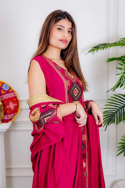 جلابية نسائية قطعتين لون وردي غامق بتطريز ذهبي و بزخارف ملونة