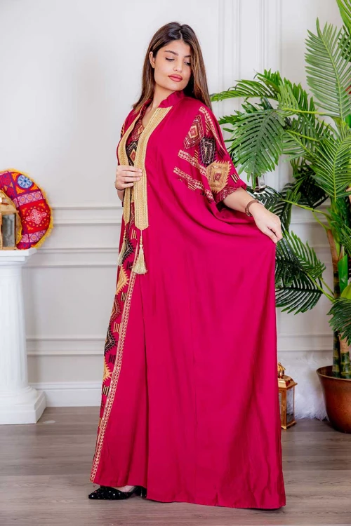 جلابية نسائية قطعتين لون وردي غامق بتطريز ذهبي و بزخارف ملونة