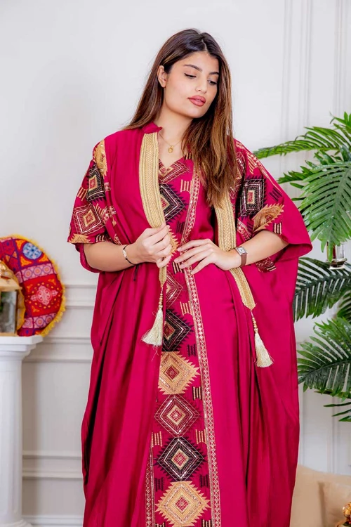 جلابية نسائية قطعتين لون وردي غامق بتطريز ذهبي و بزخارف ملونة