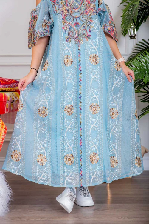 جلابية نسائية لون سماوي بتطريز ملون و بياقة عالية ذو أكمام مفتوحة