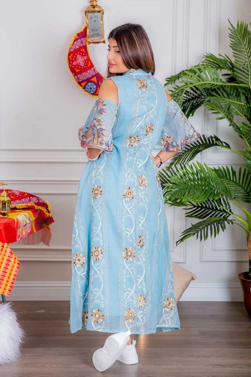 جلابية نسائية لون سماوي بتطريز ملون و بياقة عالية ذو أكمام مفتوحة