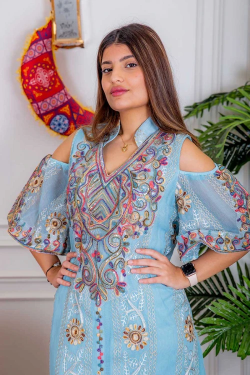 جلابية نسائية لون سماوي بتطريز ملون و بياقة عالية ذو أكمام مفتوحة