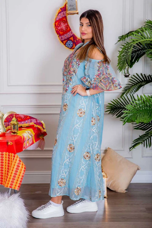 جلابية نسائية لون سماوي بتطريز ملون و بياقة عالية ذو أكمام مفتوحة