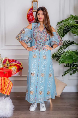 جلابية نسائية لون سماوي بتطريز ملون و بياقة عالية ذو أكمام مفتوحة
