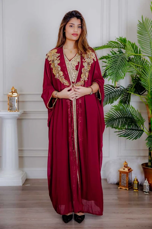 جلابية نسائية قطعتين لون عودي مزينة بتطريز ذهبي و بحزام في الخصر