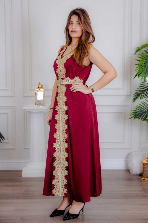 جلابية نسائية قطعتين لون عودي مزينة بتطريز ذهبي و بحزام في الخصر