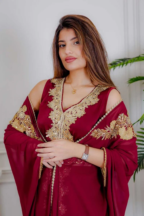 جلابية نسائية قطعتين لون عودي مزينة بتطريز ذهبي و بحزام في الخصر