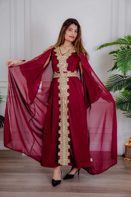 جلابية نسائية قطعتين لون عودي مزينة بتطريز ذهبي و بحزام في الخصر