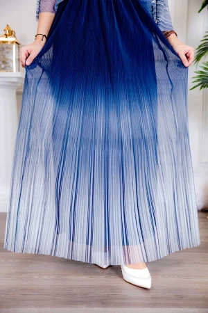 فستان نسائي لون كحلي بتدرجات لونية و قماش شيفون من الأعلى مزين باللؤلؤ و الفصوص و بخصر مزموم