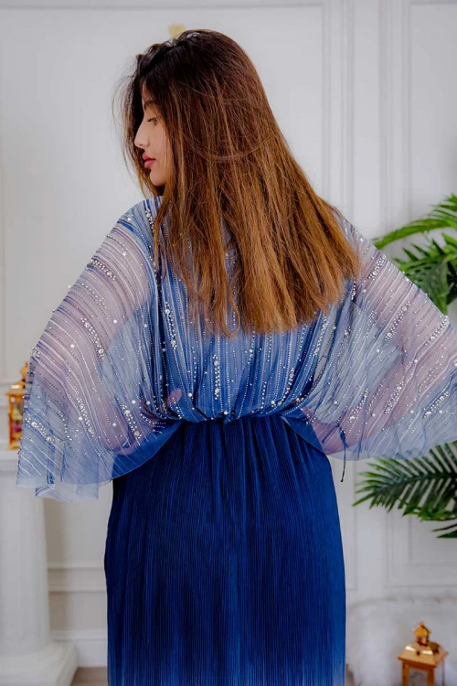 فستان نسائي لون كحلي بتدرجات لونية و قماش شيفون من الأعلى مزين باللؤلؤ و الفصوص و بخصر مزموم