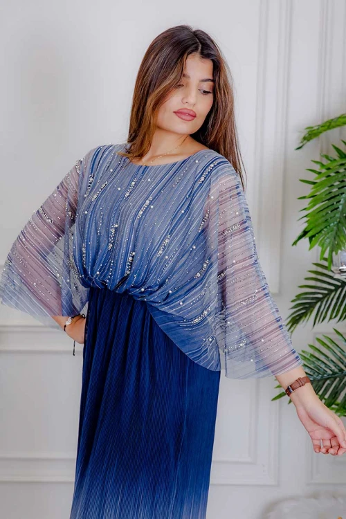 فستان نسائي لون كحلي بتدرجات لونية و قماش شيفون من الأعلى مزين باللؤلؤ و الفصوص و بخصر مزموم