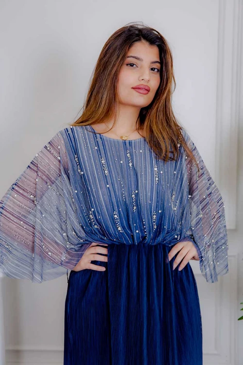 فستان نسائي لون كحلي بتدرجات لونية و قماش شيفون من الأعلى مزين باللؤلؤ و الفصوص و بخصر مزموم