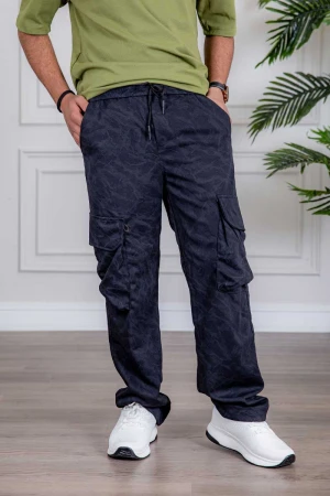 بنطلون رجالي ستريتش لون كحلي بجيوب من الجانبين و برباط في الخصر 