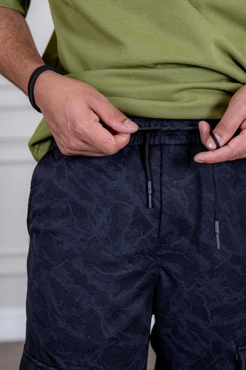 بنطلون رجالي ستريتش لون كحلي بجيوب من الجانبين و برباط في الخصر