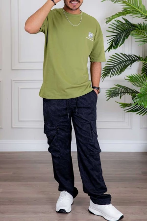 تيشيرت رجالي لون تفاحي بطبعات و كتابات من الأمام و الخلف 