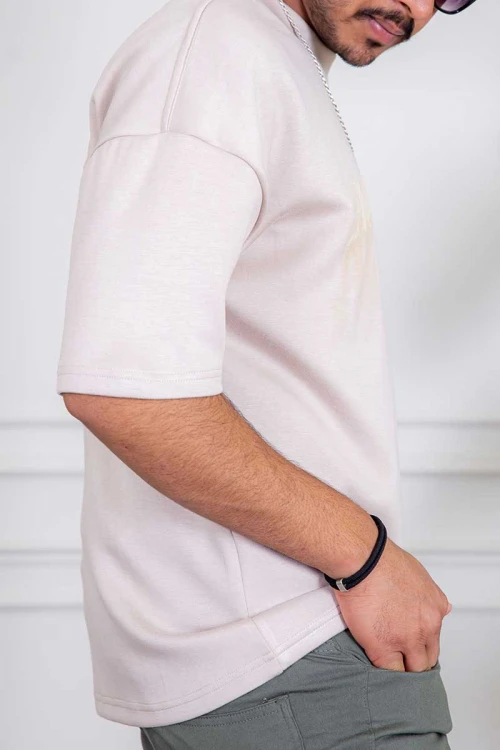 تيشيرت رجالي لون بيج فاتح بكتابات و رسومات من الأمام و الخلف