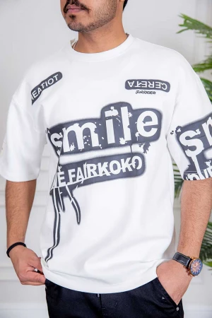 تيشيرت رجالي لون أبيض بكتابات و طبعات من الأمام و الأكمام و الخلف