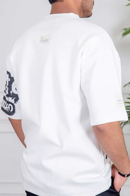 تيشيرت رجالي لون أبيض بكتابات و طبعات من الأمام و الأكمام و الخلف