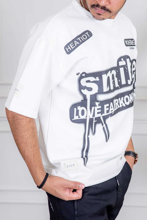تيشيرت رجالي لون أبيض بكتابات و طبعات من الأمام و الأكمام و الخلف