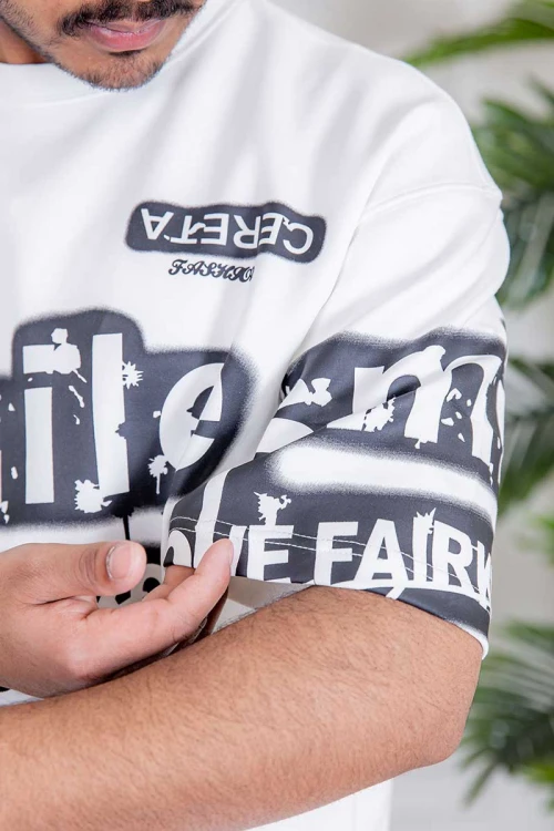 تيشيرت رجالي لون أبيض بكتابات و طبعات من الأمام و الأكمام و الخلف