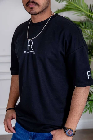 تيشيرت رجالي لون أسود بكتابات و حرف الـ R من الأمام و الأكمام 