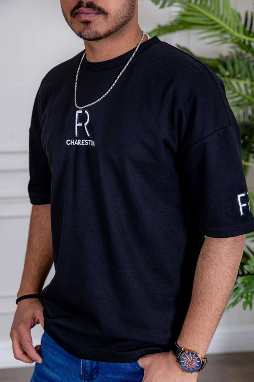 تيشيرت رجالي لون أسود بكتابات و حرف الـ R من الأمام و الأكمام