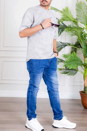 تيشيرت رجالي لون رمادي بكتابات من الأمام