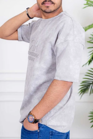 تيشيرت رجالي لون رمادي بكتابات من الأمام