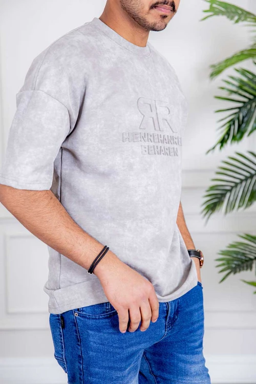 تيشيرت رجالي لون رمادي بكتابات من الأمام