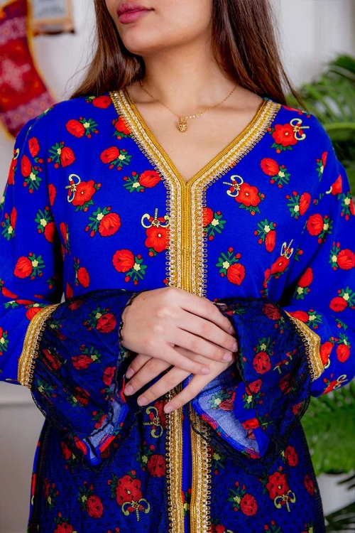 جلابية نسائية ماكسي لون أزرق مزينة بالورود بتطريز ذهبي من الأطراف و بقماش شيفون من الأمام و الأكمام و رباط من الخلف