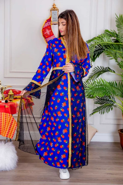 جلابية نسائية ماكسي لون أزرق مزينة بالورود بتطريز ذهبي من الأطراف و بقماش شيفون من الأمام و الأكمام و رباط من الخلف
