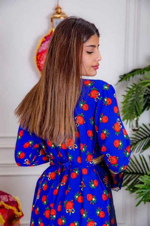 جلابية نسائية ماكسي لون أزرق مزينة بالورود بتطريز ذهبي من الأطراف و بقماش شيفون من الأمام و الأكمام و رباط من الخلف