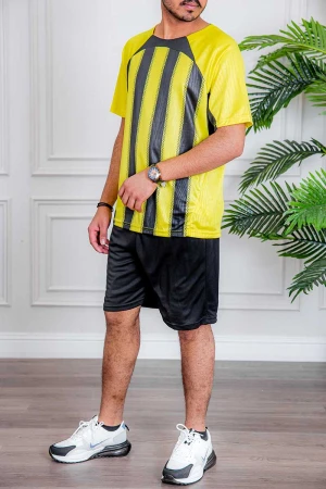 طقم رياضي رجالي قطعتين تيشيرت باللون الأصفر و الأسود و شورت باللون الأسود برباط في الخصر 