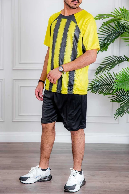 طقم رياضي رجالي قطعتين تيشيرت باللون الأصفر و الأسود و شورت باللون الأسود برباط في الخصر