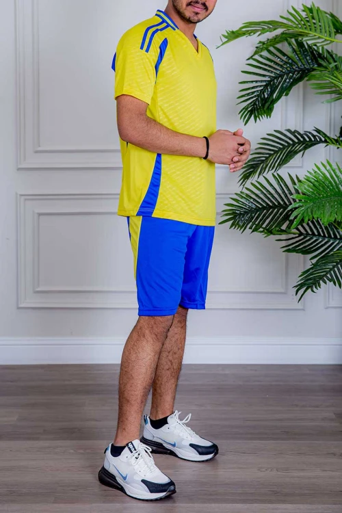 طقم رياضي رجالي قطعتين تيشيرت باللون الأصفر و الأزرق و شورت باللون الأزرق برباط في الخصر