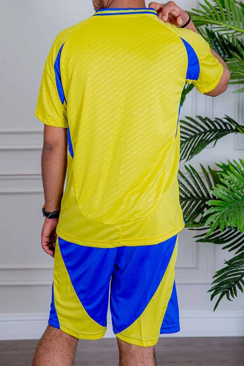 طقم رياضي رجالي قطعتين تيشيرت باللون الأصفر و الأزرق و شورت باللون الأزرق برباط في الخصر